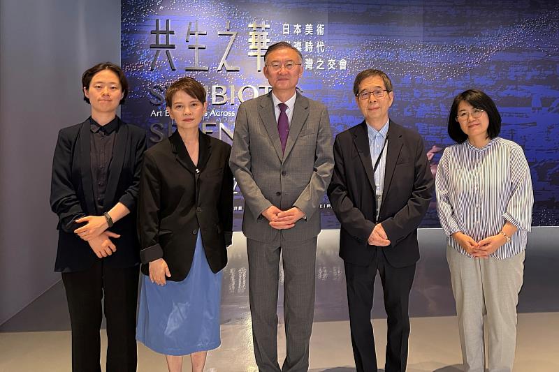 美術館張元鳳館長(左2)與駐台北韓國代表部成員合影。