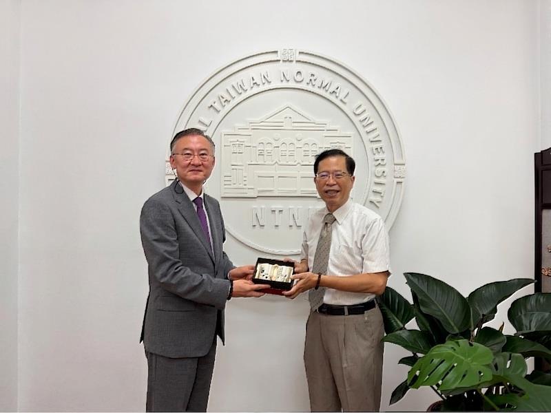 宋曜廷校長(右)致贈禮品予駐台北韓國代表部新任代表黃載皓(左)。