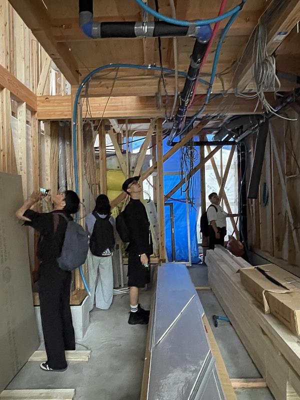 南華大學建築系學生於京都展開海外實習,進入木造修繕工地現場學習。