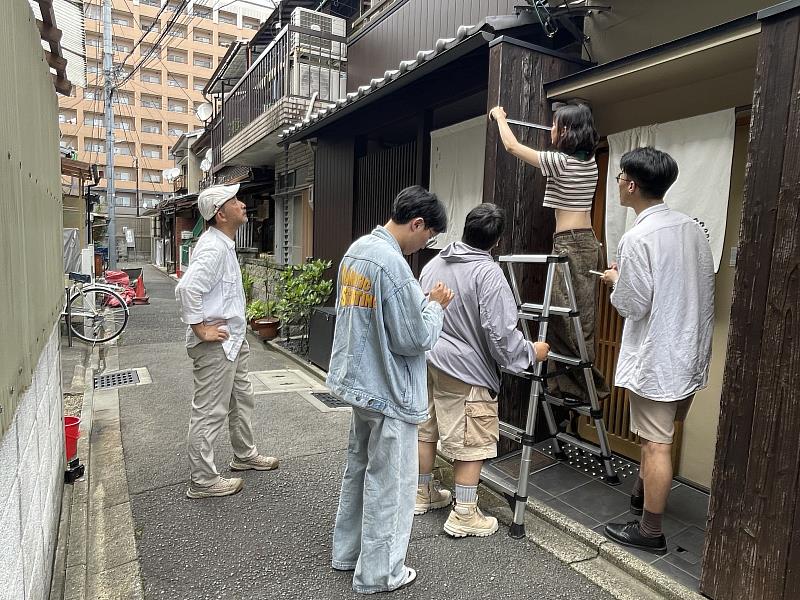 南華大學建築系師生深耕京町家修復,學生海外實習發揮所長進行京町家測繪。