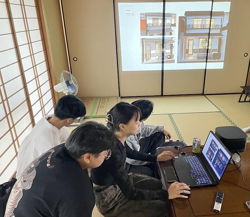 南華大學建築系師生深耕京町家修復,學生與樂安居株式會社討論實習內容。
