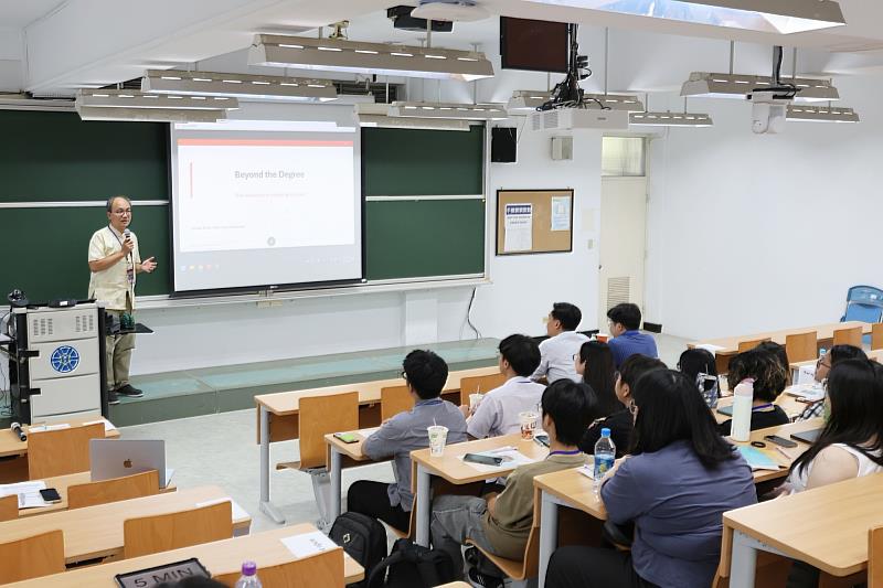 化學系劉沂欣副教授致詞。