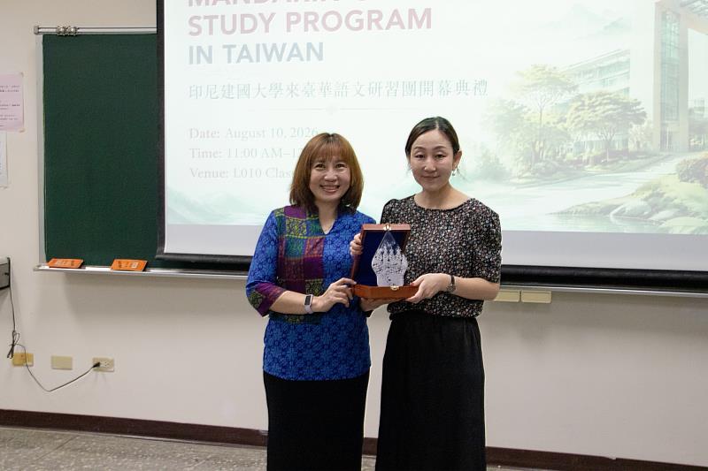 印尼建國大學林雪瑩教授（左）與亞大副國際長陳依琪（右）互贈禮物，象徵兩校穩固情誼。