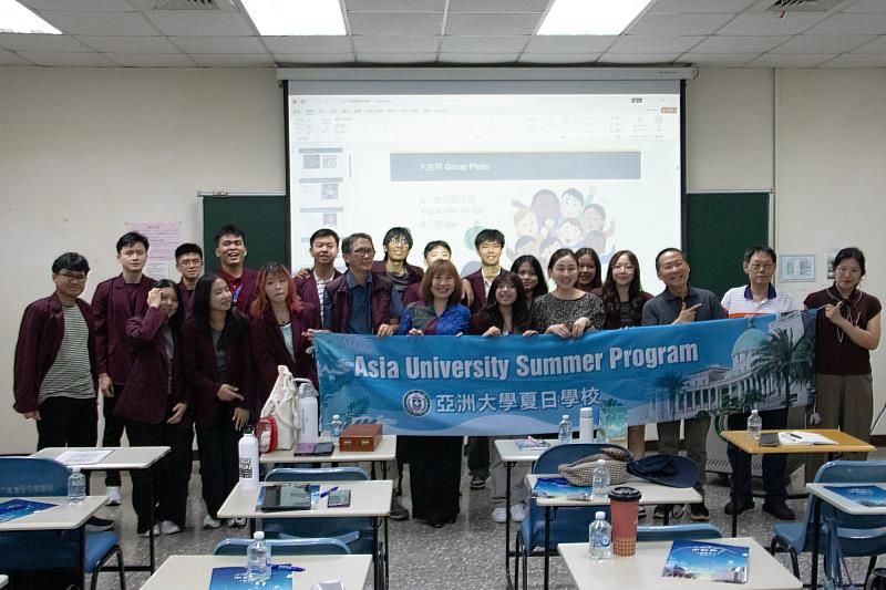 亞大師生與印尼建國大學華語研習團溫馨大合照，共同揭開跨國學術文化交流序幕。