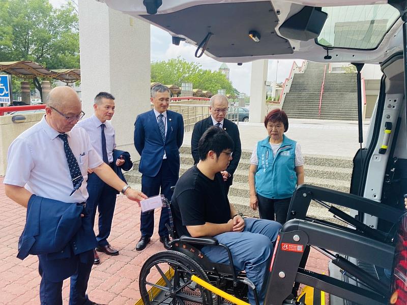 第一金證券再捐復康巴士,強化嘉義縣身障及長照交通服務。