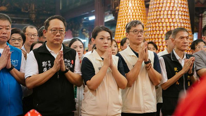 市長高虹安、新竹都城隍廟管理人鄭來聖、副市長林琨瀚等人入廟團拜祈福。