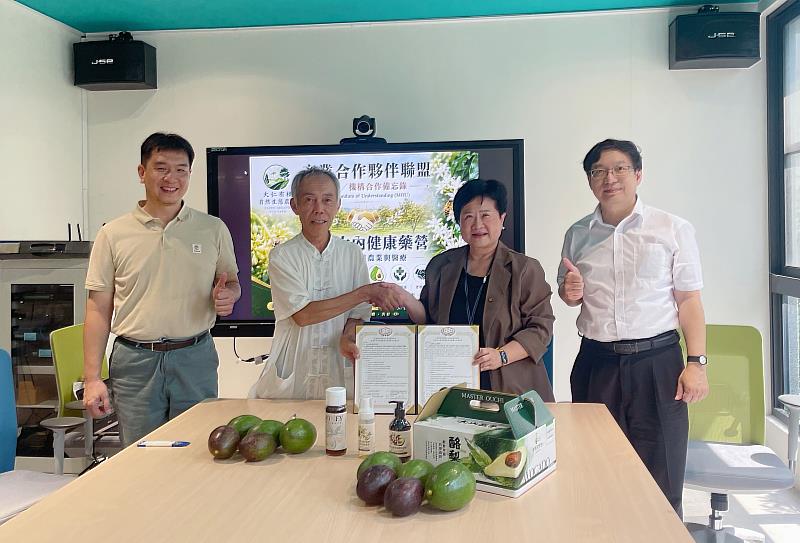嘉藥與大仁生態農場簽署合作備忘錄期盼結合大學專業研發能量與在地農業資源。