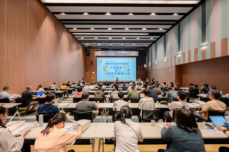 活動現場民眾專注聆聽講者分享,吸收地方創生、產品行銷及供應鏈整合等實務經驗。