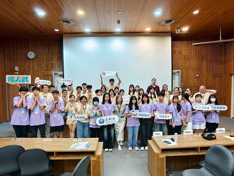 開幕式中，通識教育中心李思穎主任（中）與共學夥伴、學員及師長共同合影留念。