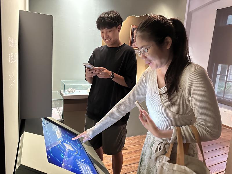 展區亦規畫互動裝置,觀眾可親手操作,在遊戲中瞭解礦物。