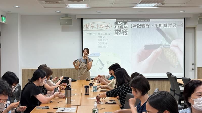 藺草工坊陳淑慧經理親自示範與介紹藺草編織技巧與文化。