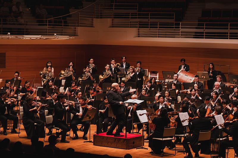 長榮交響樂團今年7月於日本東京與新潟演出廣受好評,10月將再度重返日本,前往大阪與京都舉行巡演音樂會。