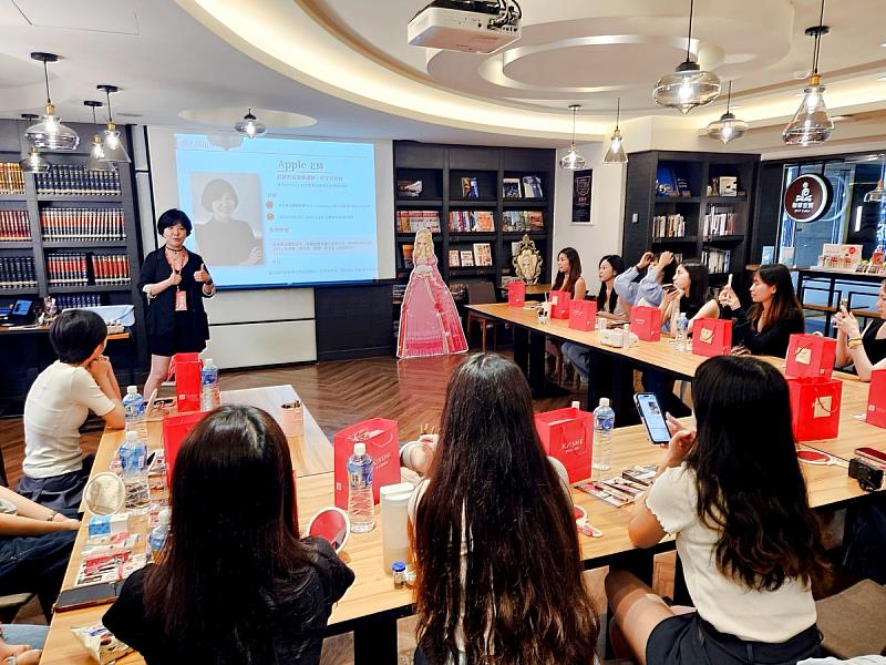 公益彩妝教室以實用彩妝教學結合公益行動,吸引民眾用美麗為公益盡一份心力。連續舉辦5年,皆獲得熱烈迴響。(資料來源:台灣奇士美)