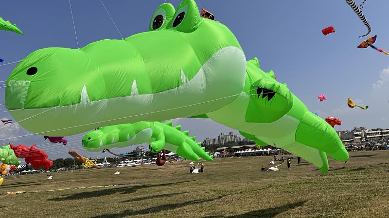 七股鹽山「風吹七Go」風箏嘉年華8月15日、16日壓軸登場!「寵物派對」集結各式可愛動物造型風箏,打造期間限定「鹽山動物園」。