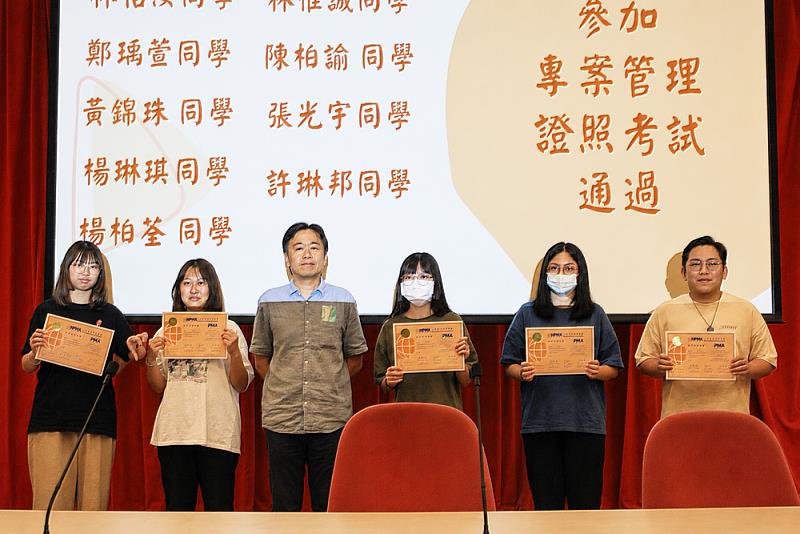 文化大學行政管理學系將專案管理課程結合理論與實務,並為取得證照的學生頒獎肯定學習成果。