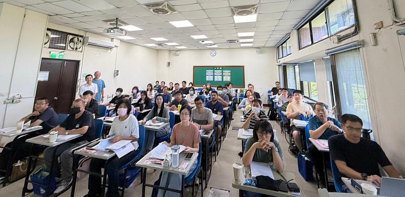 氣候署張根穆副署長、環安系江鴻龍教授與全體學員大合照。