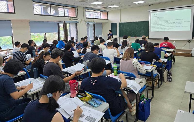 工研院楊斐喬經理帶領學員進行溫室氣體盤查實務演練作業。