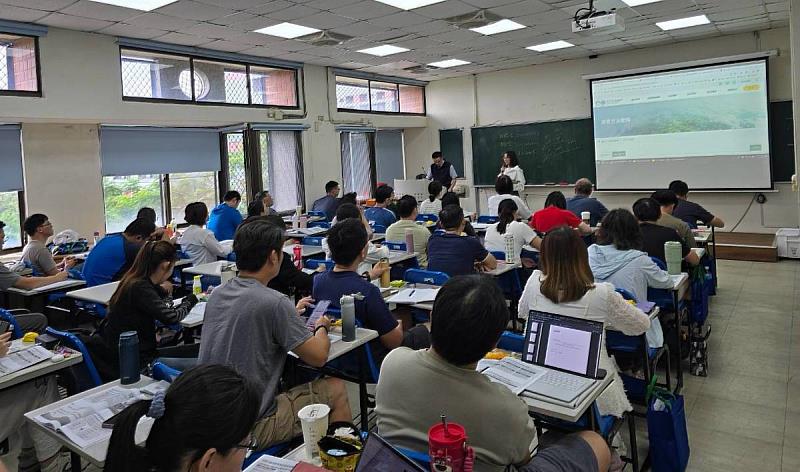 BSI李文彬經理帶領學員上台討論分享。