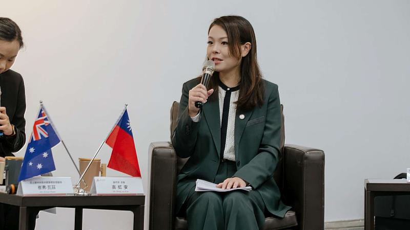 雙方致贈伴手禮。