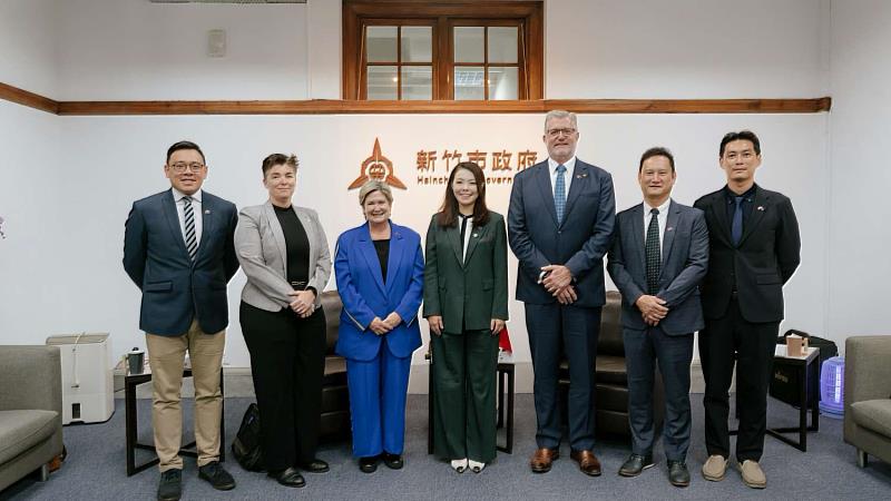 澳洲昆士蘭州議會訪團拜會新竹市政府,雙方成員大合影。