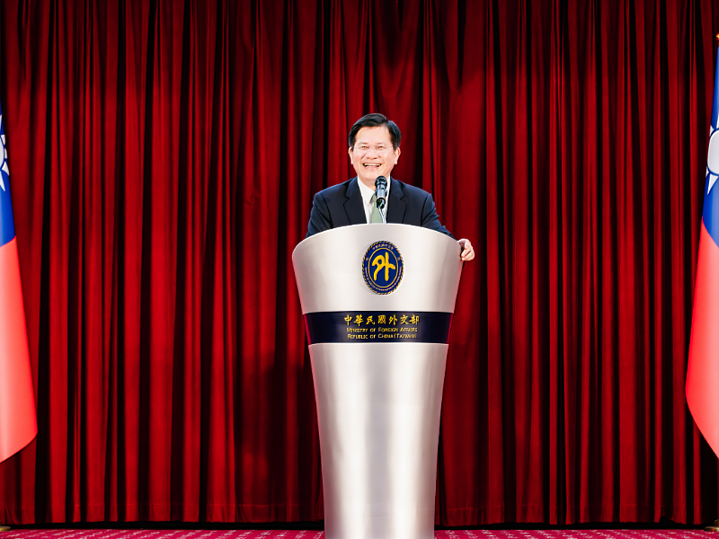 本會董事長林佳龍先生給予鼓勵。