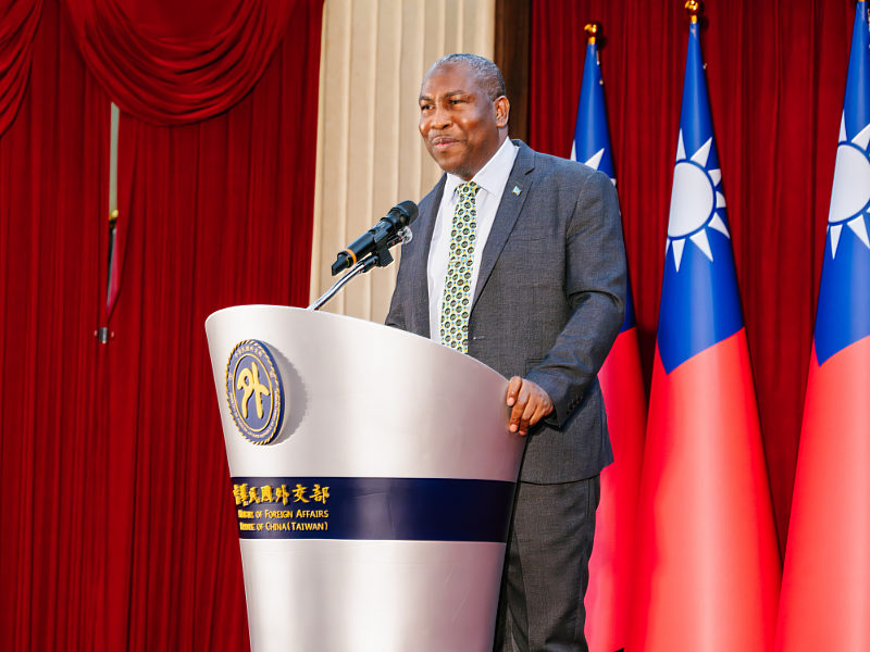 聖露西亞駐臺大使勞勃・路易斯(H.E. Dr. Robert Lewis)為即將啟程的海外見習暖心打氣。
