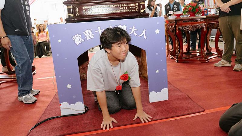 學生進行「輭轎腳」儀式。