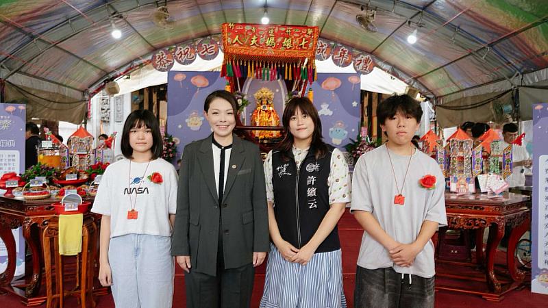 高虹安市長與竹蓮寺委員許繽云,及2位學生代表共同進行成年禮儀式示範。