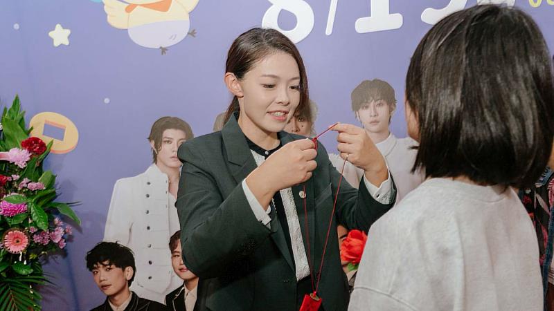 高虹安市長協助學生完成「脫絭」。