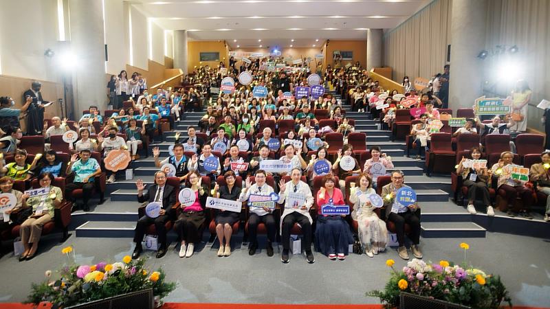 新北市第3屆「長照服務人員獎」表揚52組優秀長照人員及團隊。