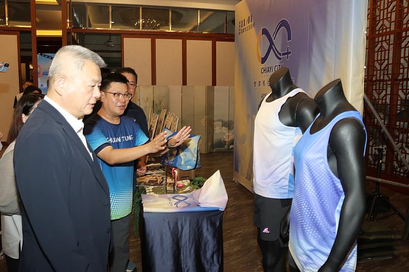 林瑞彥副市長欣賞賽事物資。