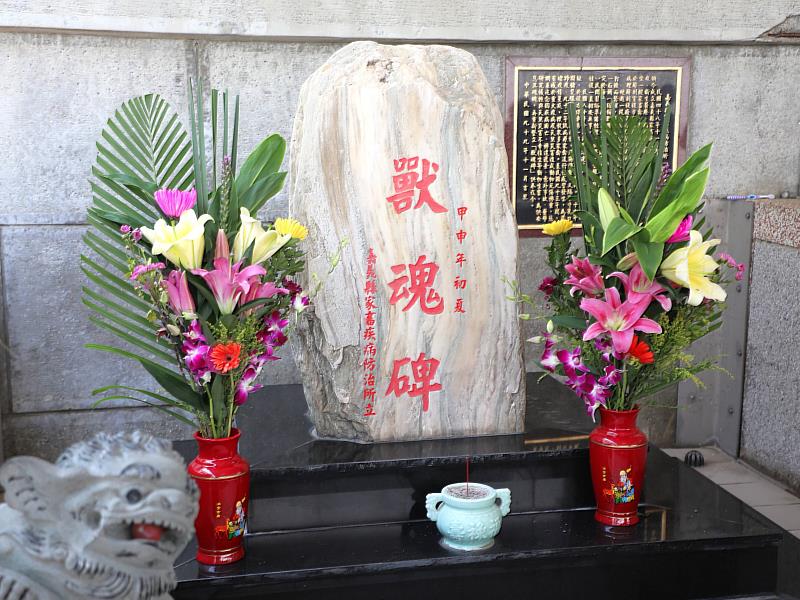 農曆7月感恩祈福 嘉義「獸魂碑」祭祀傳承一甲子 以飼料罐頭敬謝動物生命