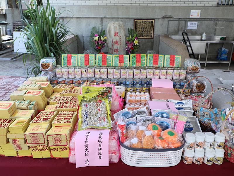 農曆7月感恩祈福 嘉義「獸魂碑」祭祀傳承一甲子 以飼料罐頭敬謝動物生命