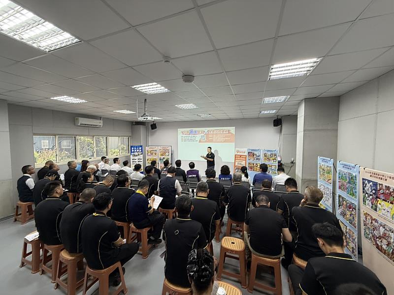 牙醫師為百位駕駛宣導口腔衛教。