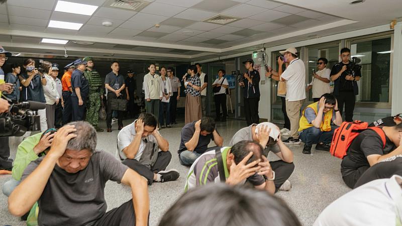 市長高虹安於竹市稅務局視察防空疏散避難情況。