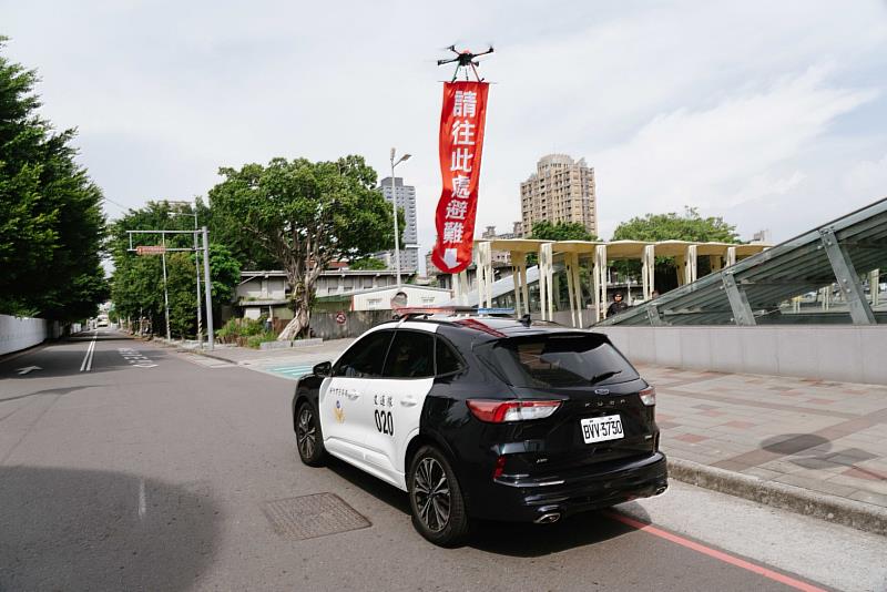此次創新運用無人機吊掛防空避難指示布條。