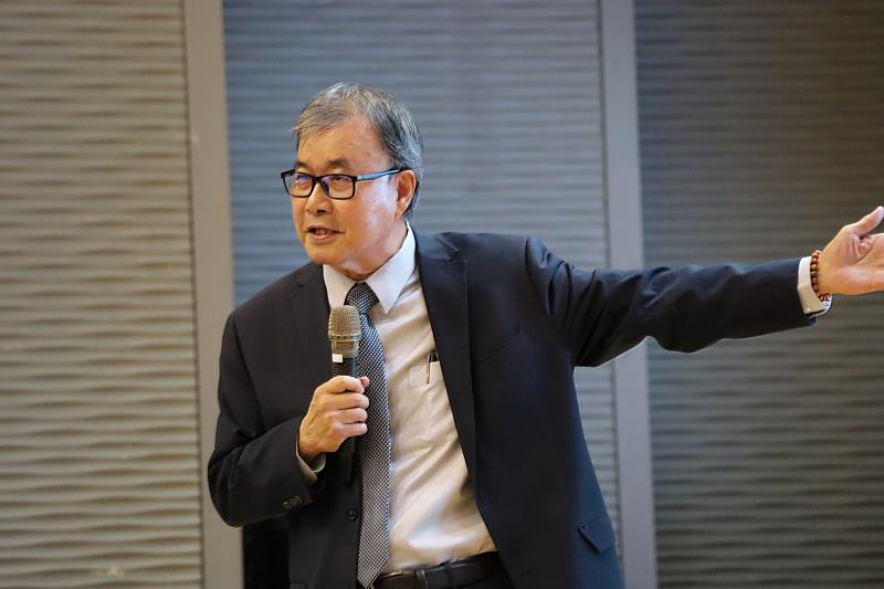 教育部鄭英耀部長致詞，以「學務老兵」經驗分享學務工作的創新與願景。