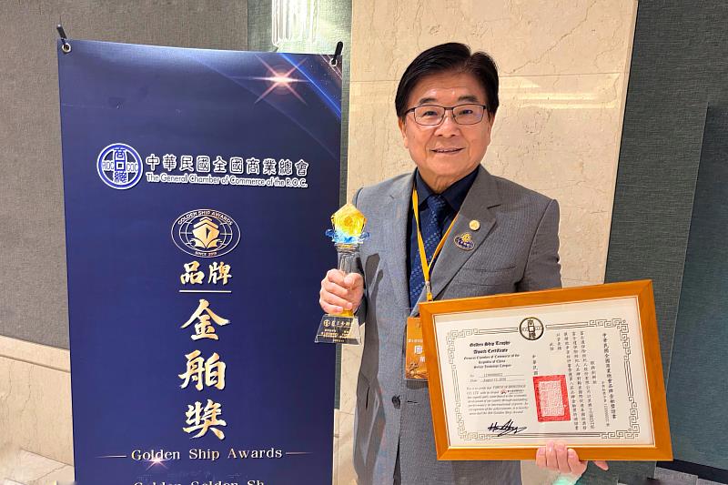 富士達保經榮獲第8屆品牌金舶獎,由董事長廖學茂親自出席領受「服務創新組」殊榮。