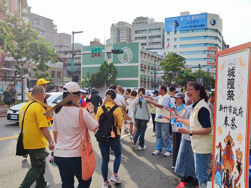 秘書長張治祥特別｢奉茶｣供民眾解渴。