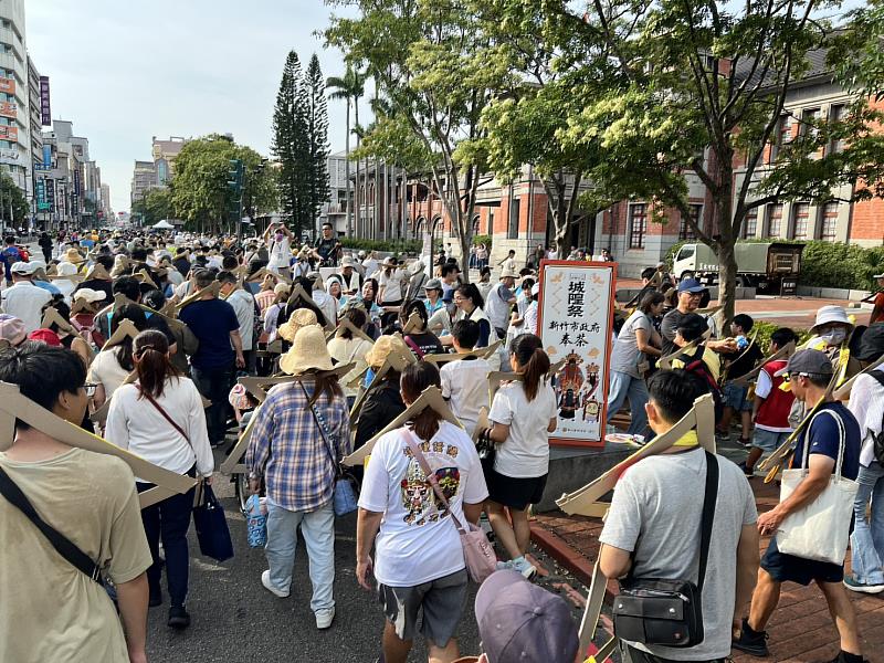  秘書長張治祥特別｢奉茶｣供民眾解渴。  