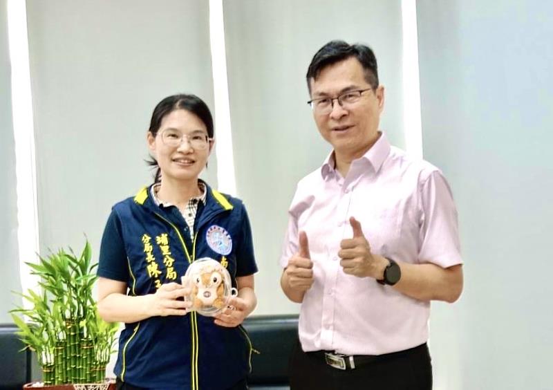 國立暨南國際大學學生事務處學務長蕭霖(右),拜訪南投縣政府警察局埔里分局分局長陳孟君(左),共築校園安全防護網。