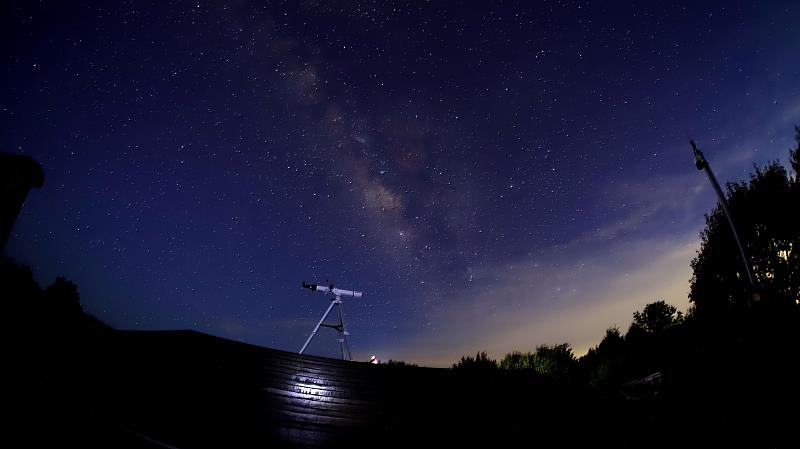 「星燦山城」觀星生態營現場架設專業天文望遠鏡,提供遊客高品質的觀星體驗。
