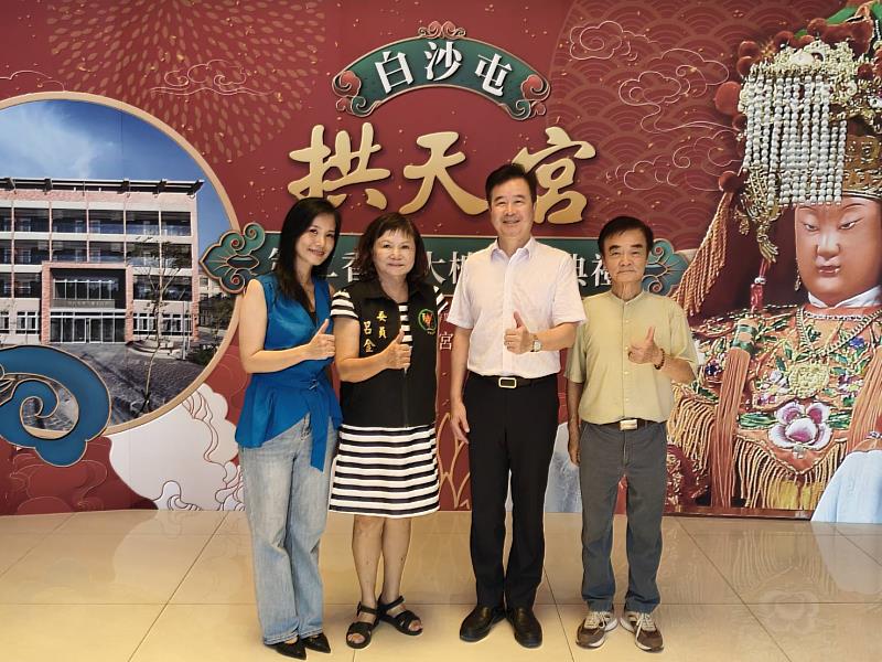 育達科技大學王育文董事長（右2）與白沙屯拱天宮呂副委金穎女士（左2）及陳繼志董事（右1）合影。