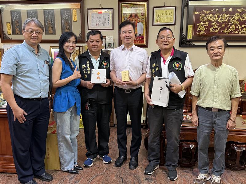 育達科技大學王育文董事長（右3）率校內團隊拜會白沙屯拱天宮洪文華主委（左3）合影。