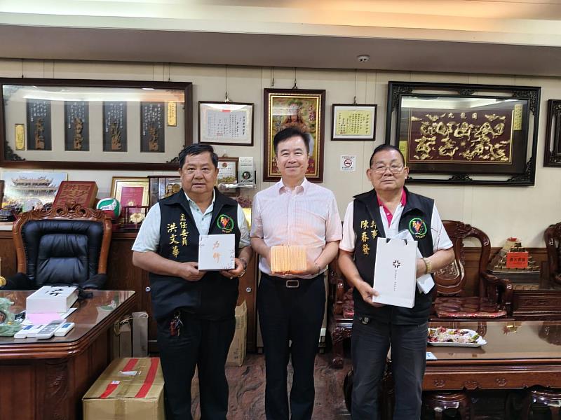育達科技大學王育文董事長（中）贈送紀念品予洪文華主委（左）及陳金發總幹事（右）合影。