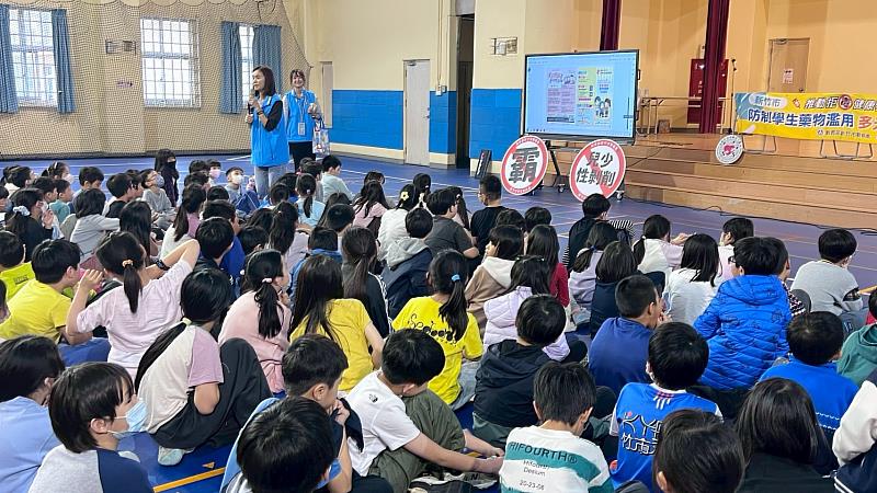 偕同教育處跨局處合作到國小進行宣導。