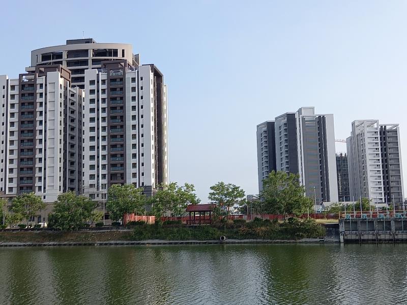 近年公共建設不斷進駐九份子重劃區,包括北外環道路網,以及近期完成簽約的安南區全民運動館ROT案。