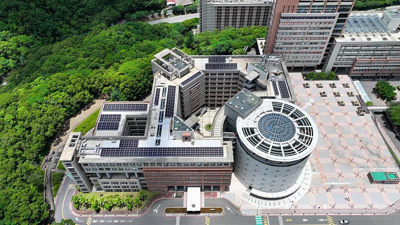 長庚大學第二醫學大樓屋頂設置太陽能光電系統,善用校園空間發展再生能源,持續推動節能減碳與永續校園建設。