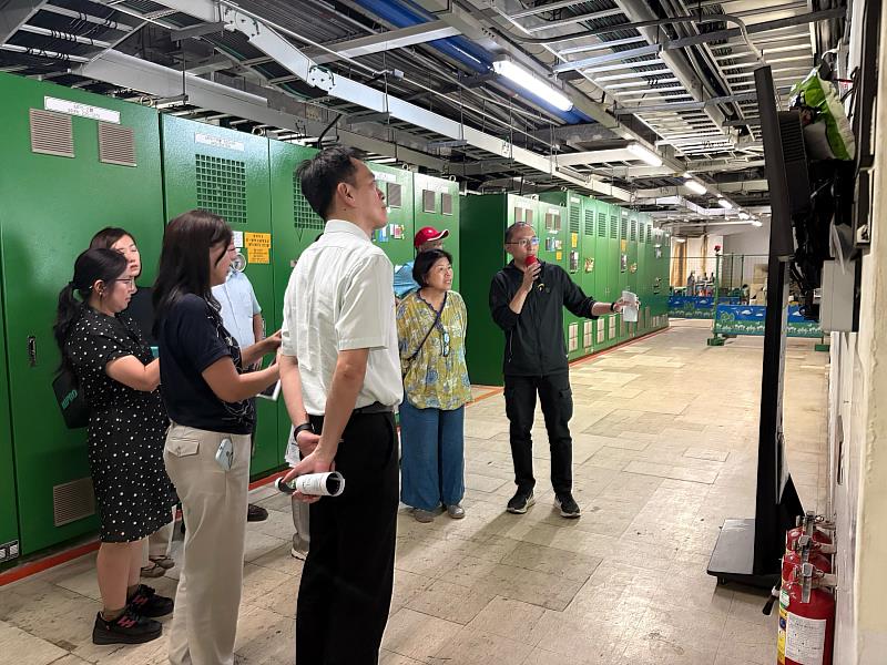 訪視委員實地參觀長庚大學校園節能設施,了解各項節能措施與能源管理成效。