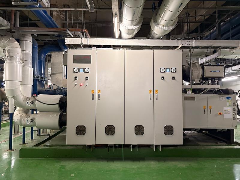 長庚大學導入1000RT一級能效變頻磁浮式冰水主機,有效提升能源使用效率,兼顧節能減碳與環境永續。